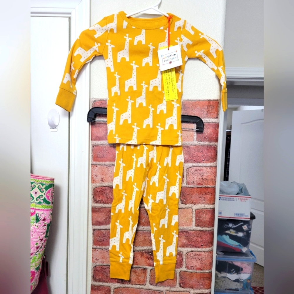 Giraffe 2 pcs pajama set. Mustard yellow and white. NWT SIZE 2T.